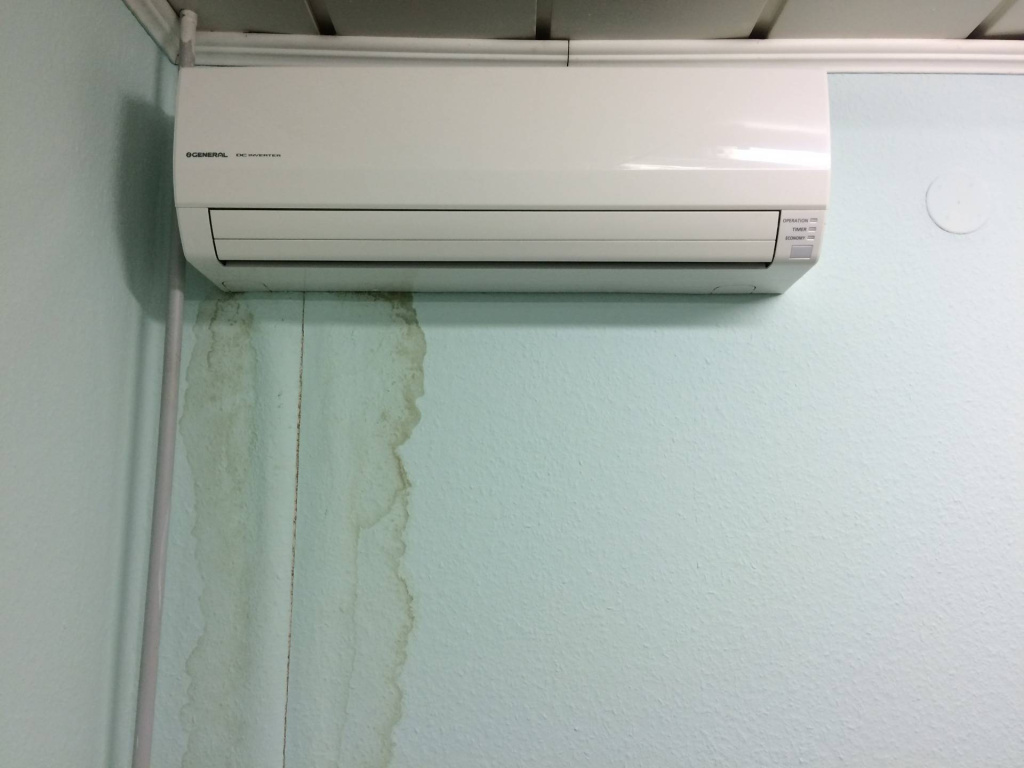 Почему кондиционер течет в комнату: 5 причин и способы устранения неполадки